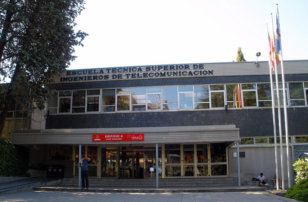Exteriores de la escuela Técnica Superior de Ingenieros de Telecomunicación.